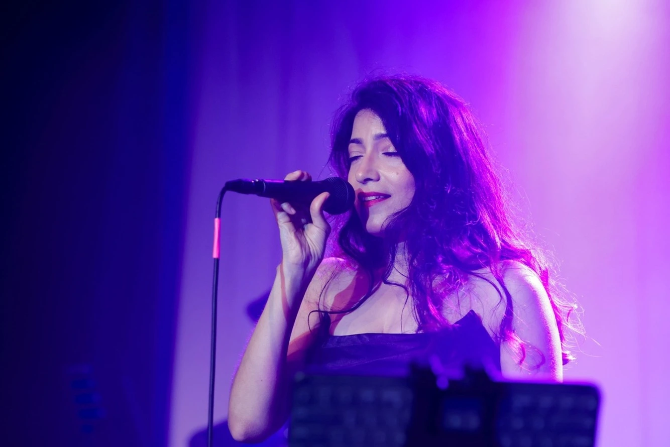 Sonalisa Mishra Performing Indian and Bollywood Songs on stage