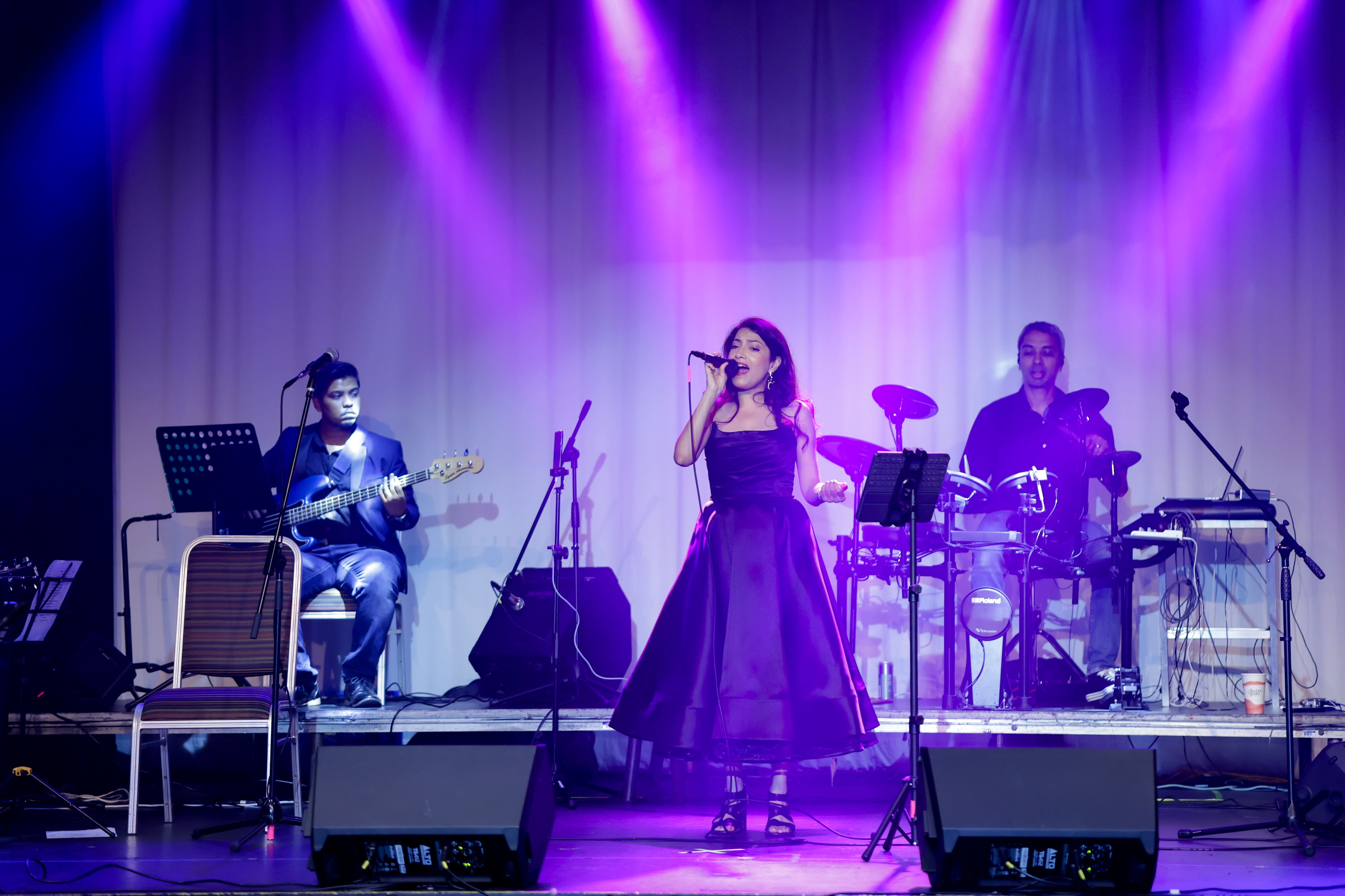 Sonalisa Mishra Performing Indian and Bollywood Songs on stage