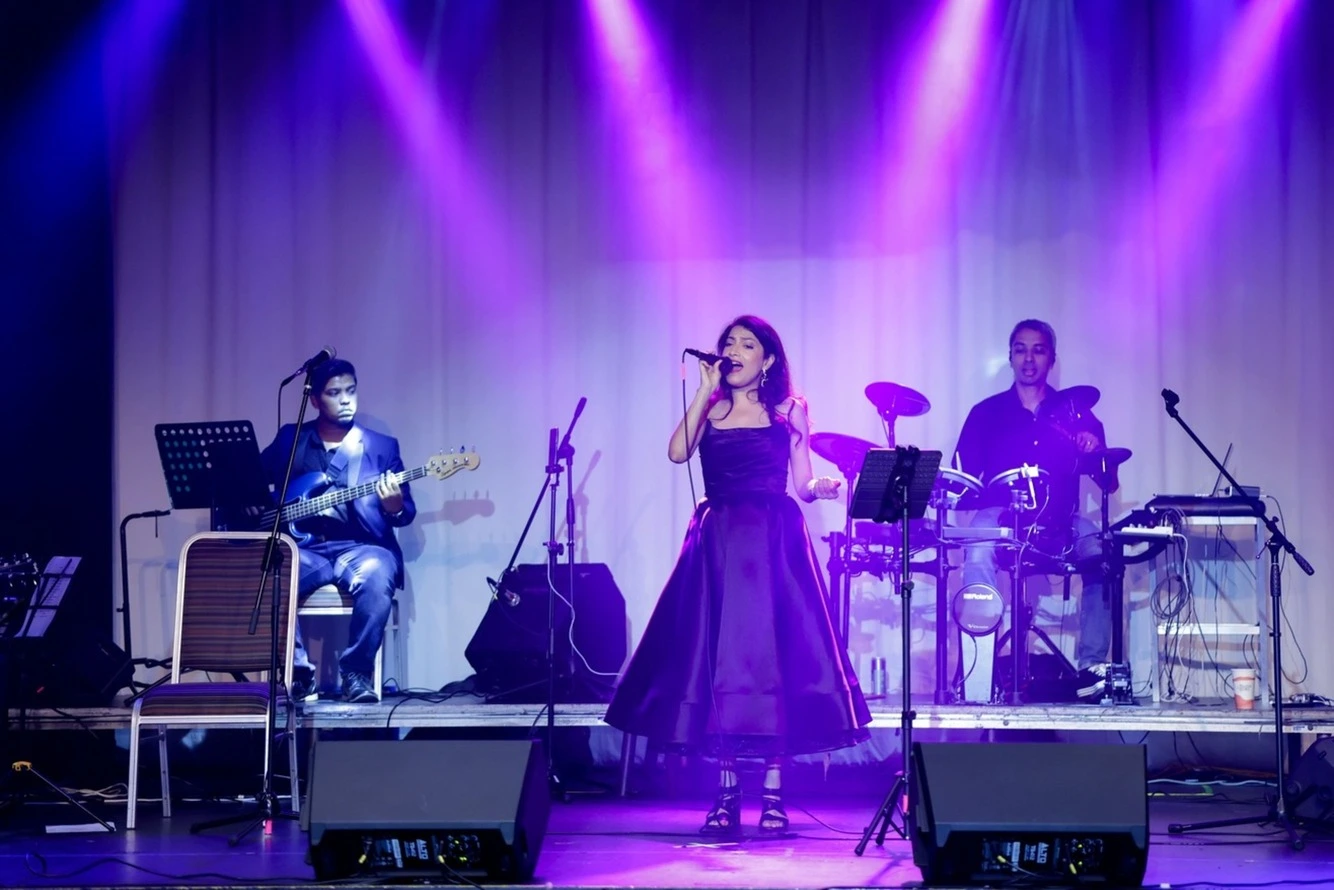 Sonalisa Mishra Performing Indian and Bollywood Songs on stage